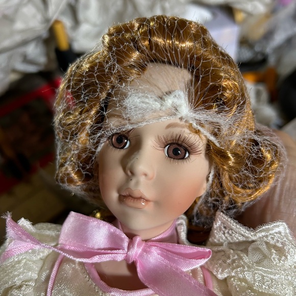 Heritage Signature Porcelain Doll Collection Lily New in Box - Picture 8 of 12